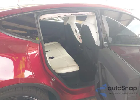 2024 Tesla Model Y Long Range Dual Motor All-Wheel Drive z USA, uszkodzony, nr VIN 7SAYGAEE7RF149712